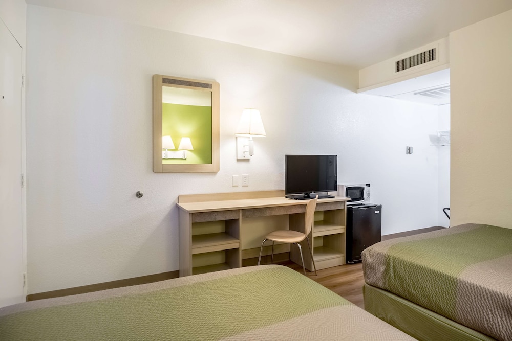 Standard Room, 2 Double Beds, Non Smoking photo 2