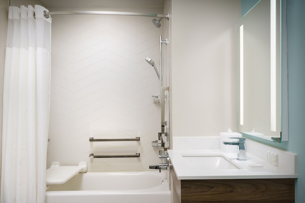 Room, 2 Queen Beds, Pool View (Mobility/Hearing Accessible, Tub)