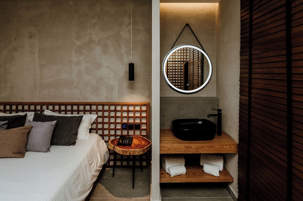 Superior Triple Room, Partial Sea View thumbnail 6