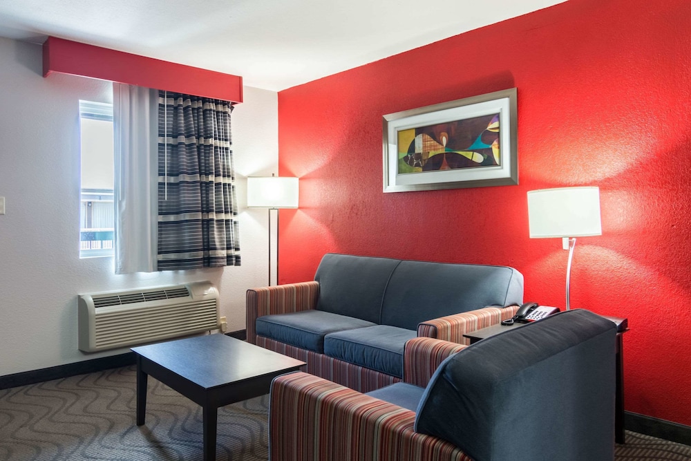 Suite, Multiple Beds, Non Smoking (Living Room) photo 2