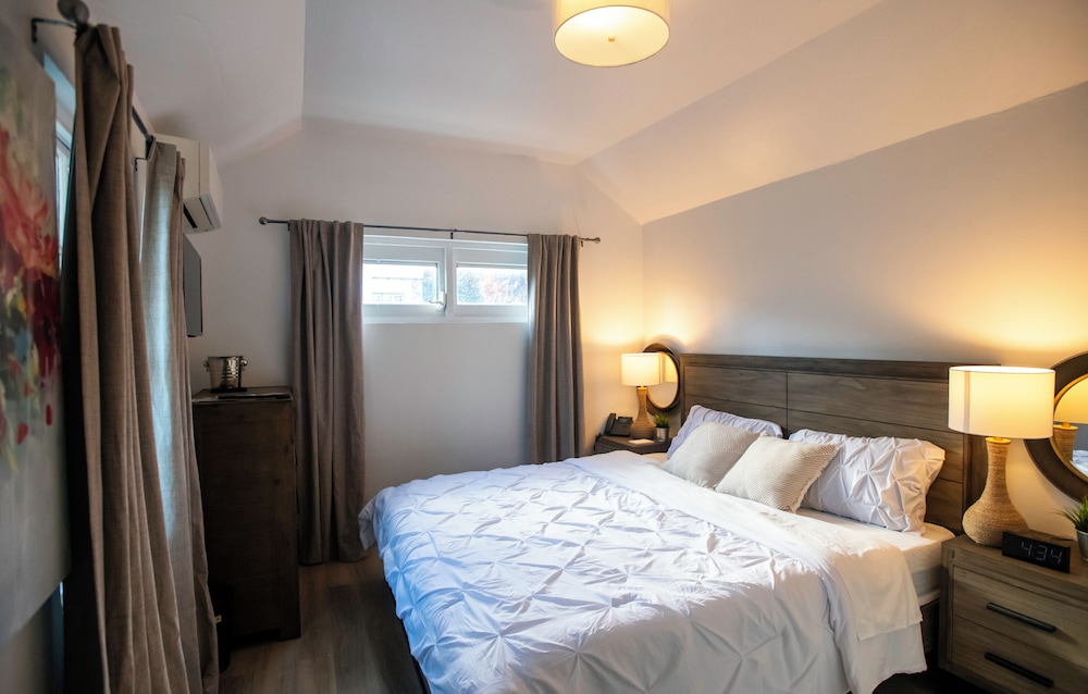 Cottage, 1 King Bed, Patio, Garden View