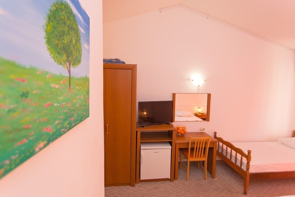 Standard Triple Room, Private Bathroom - Photo 3
