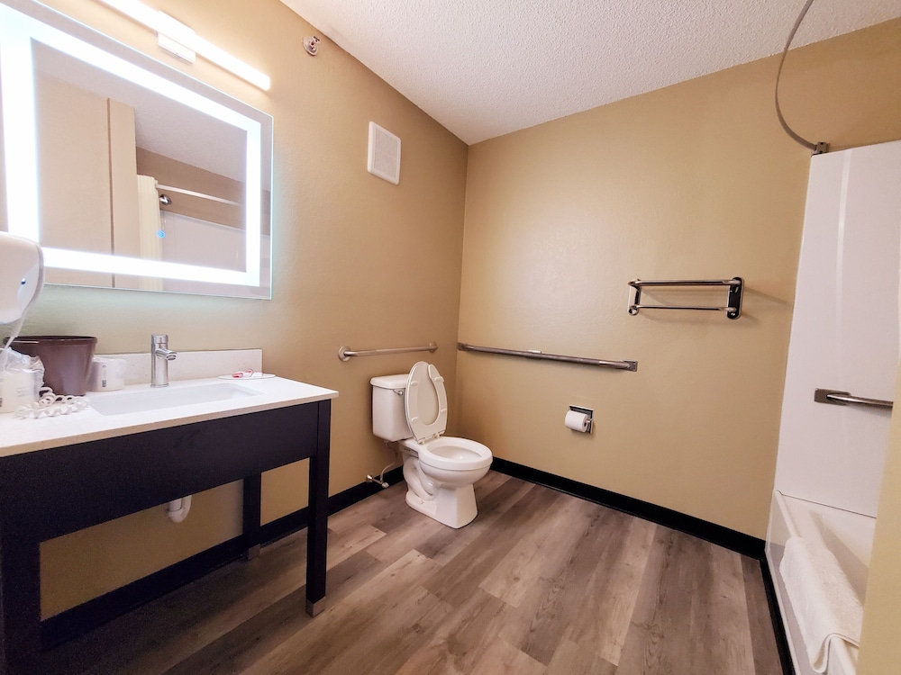 Room, 1 King Bed, Accessible, Bathtub - Photo 4