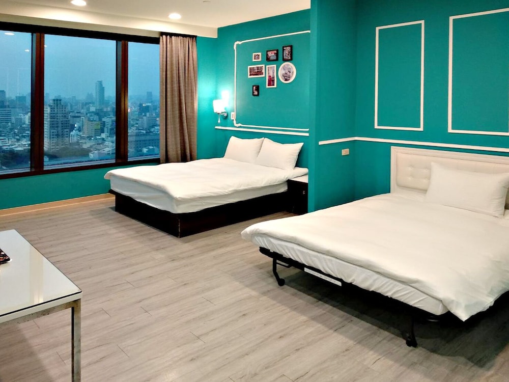 Deluxe Quadruple Room, City View - Photo 2