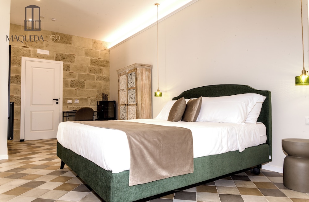 Deluxe Room, 1 King Bed, Balcony, City View