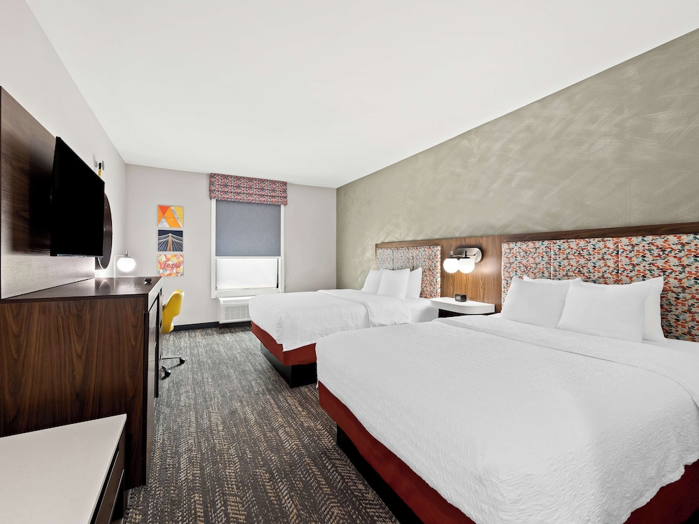 Room, 2 Queen Beds, Accessible, Bathtub - Photo 2