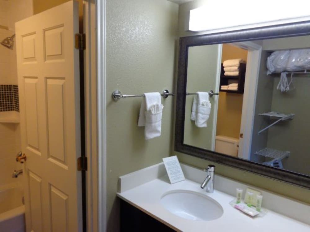 Suite, 2 Bedrooms, Kitchen - Photo 10