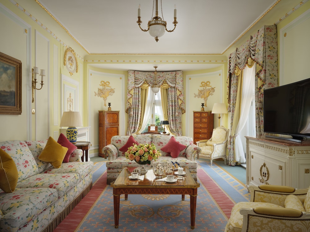 2 Bedroom Deluxe Suite