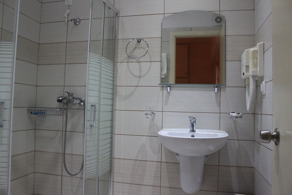 Standard Twin Room - Photo 11