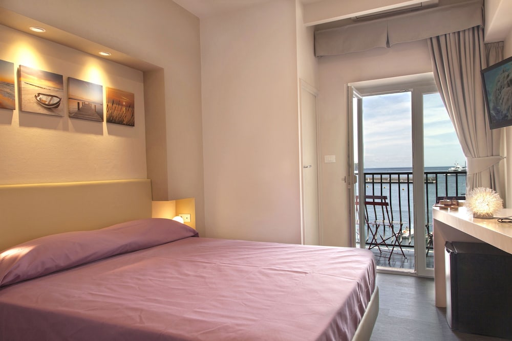 Quadruple Room, Balcony, Sea View