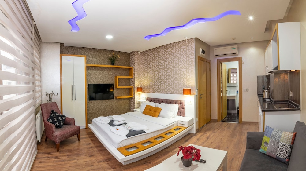 F) King Suite photo 1