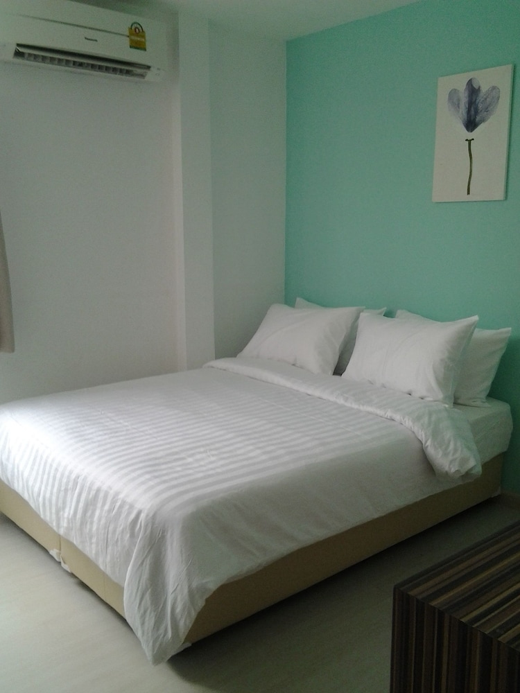 Standard Room, 1 Queen Bed photo 3