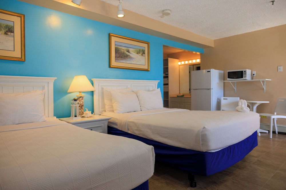 2 Rooms, 2 Queens and 1 King Bed photo 2