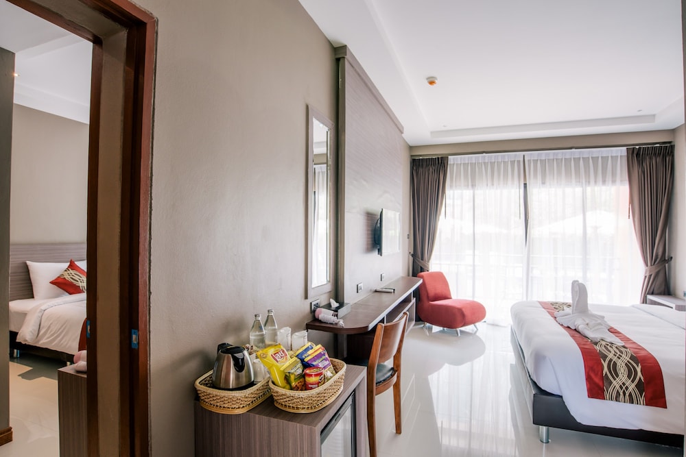 Deluxe Room with Pool Access photo 2