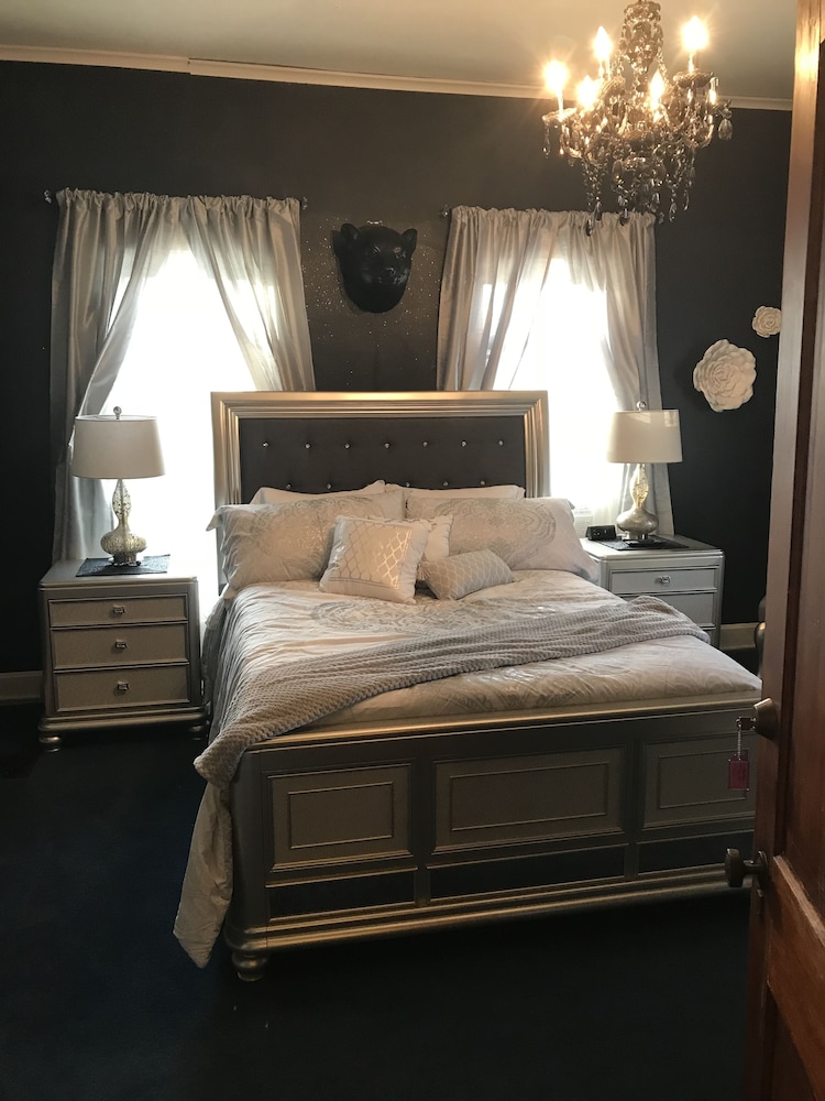 Romantic Suite, 1 Queen Bed, Jetted Tub, Courtyard Area