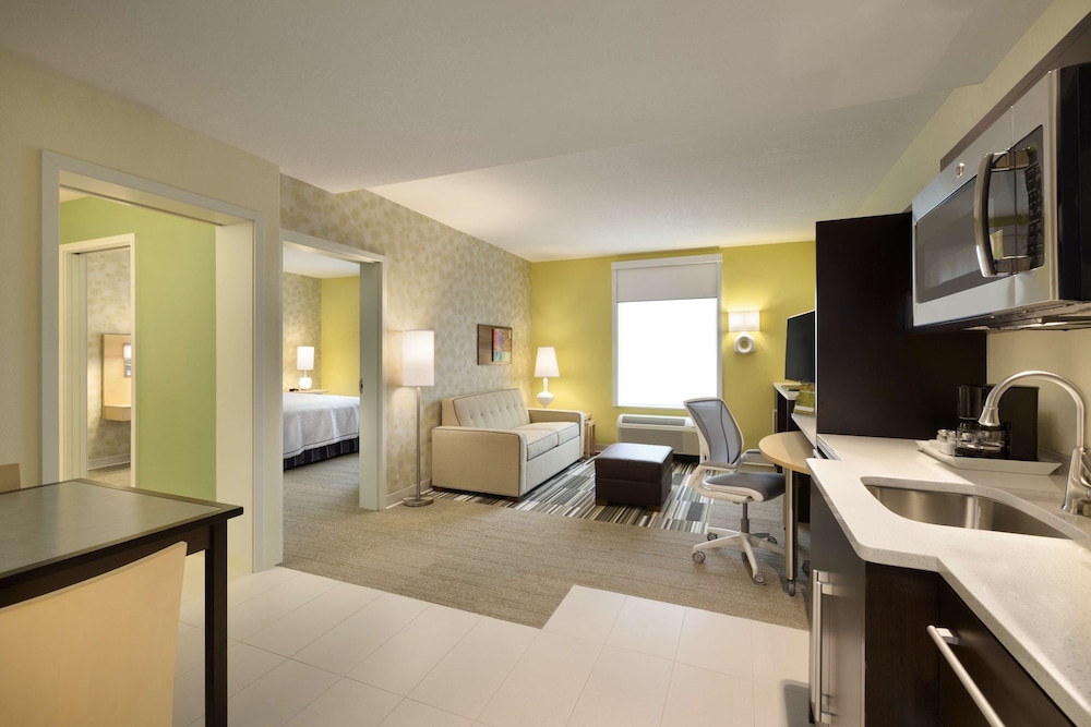 Suite, 1 Queen Bed, Accessible, Non Smoking (Hearing) photo 2