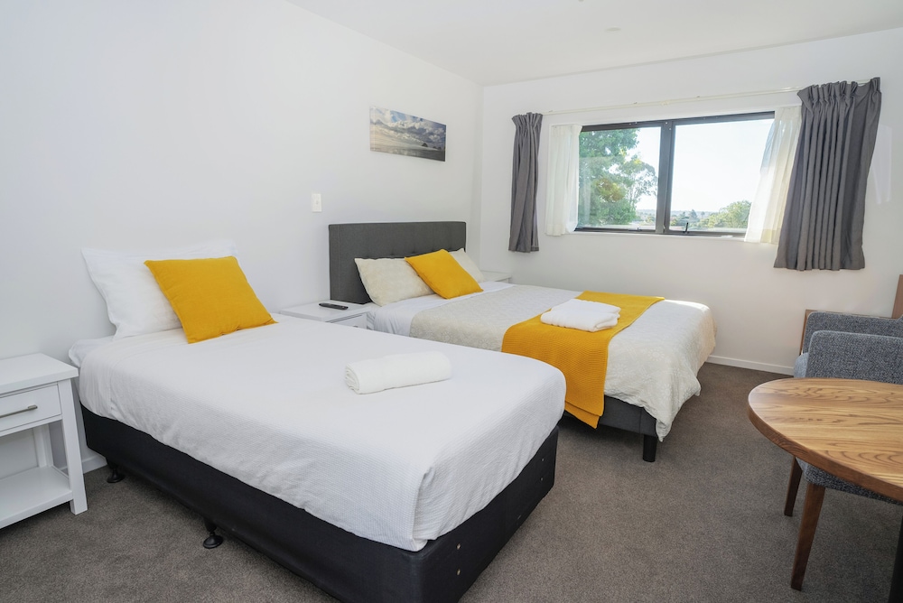 Deluxe Studio with 1 Queen Bed and 1 Single Bed, Park View