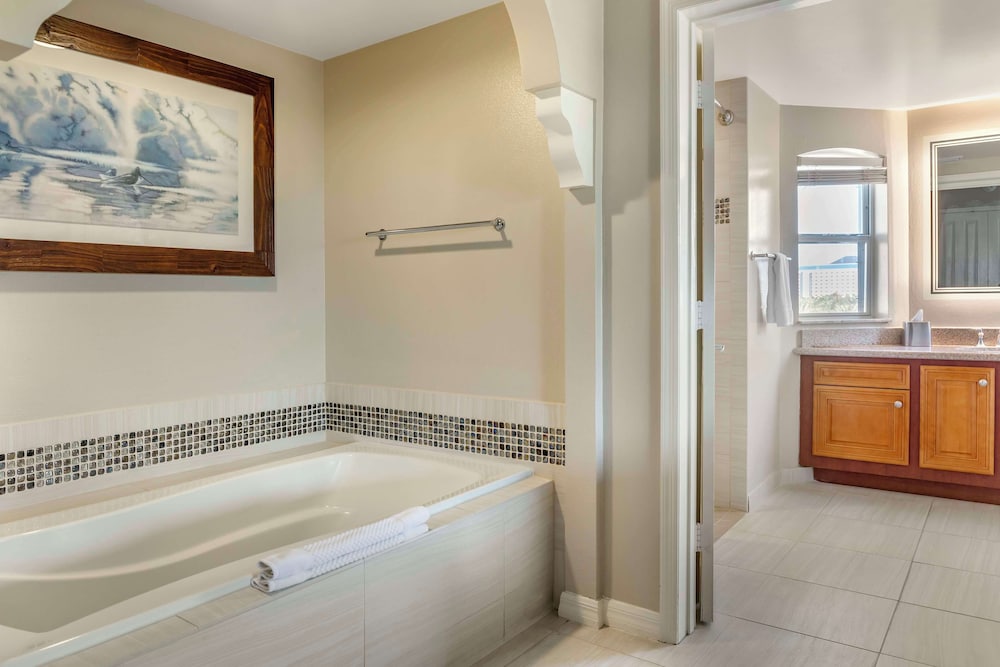 Suite, 2 Bedrooms, Kitchen (1 King and 2 Queen Beds) thumbnail 6