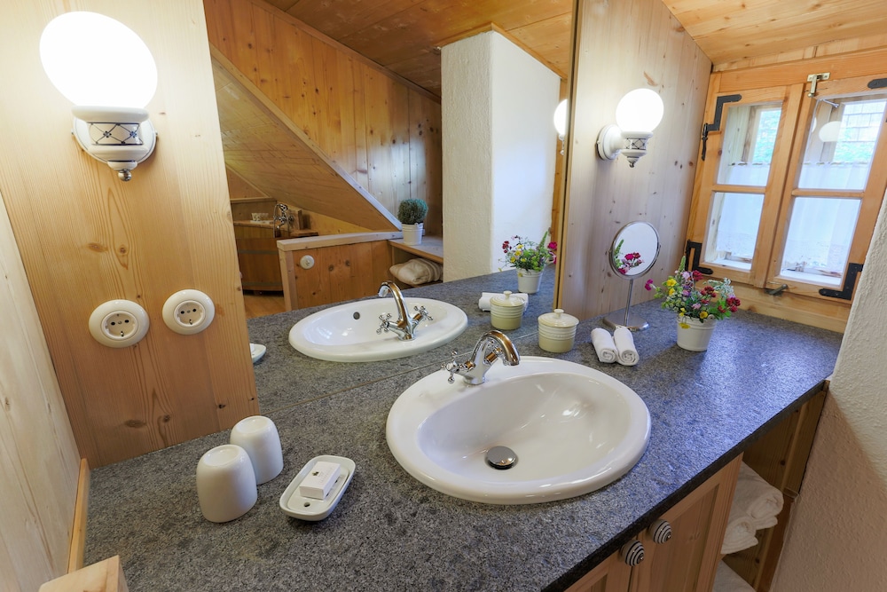 Traditional Chalet, 1 King Bed, Balcony, Mountain View (Alpetta) photo 2
