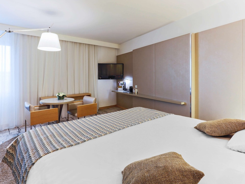 Suite, 1 Double Bed with Sofa bed photo 3