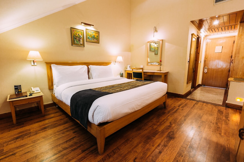 Deluxe Room - Mall road facing with Bathtub - Photo 1