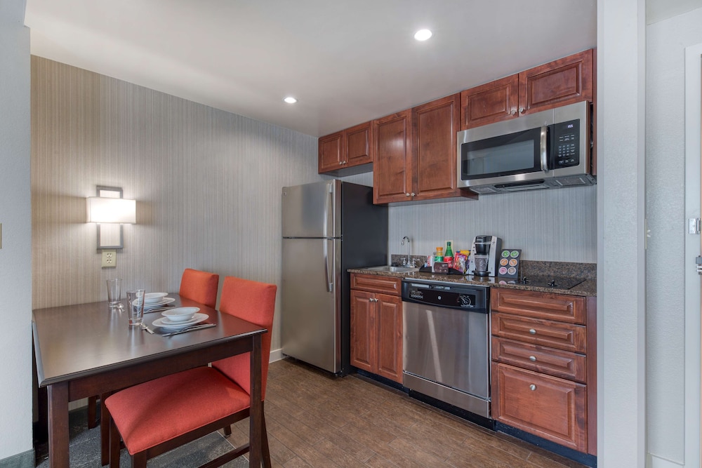 Premium Suite, 2 Queen Beds, Non Smoking (1 Bedroom) - Photo 5