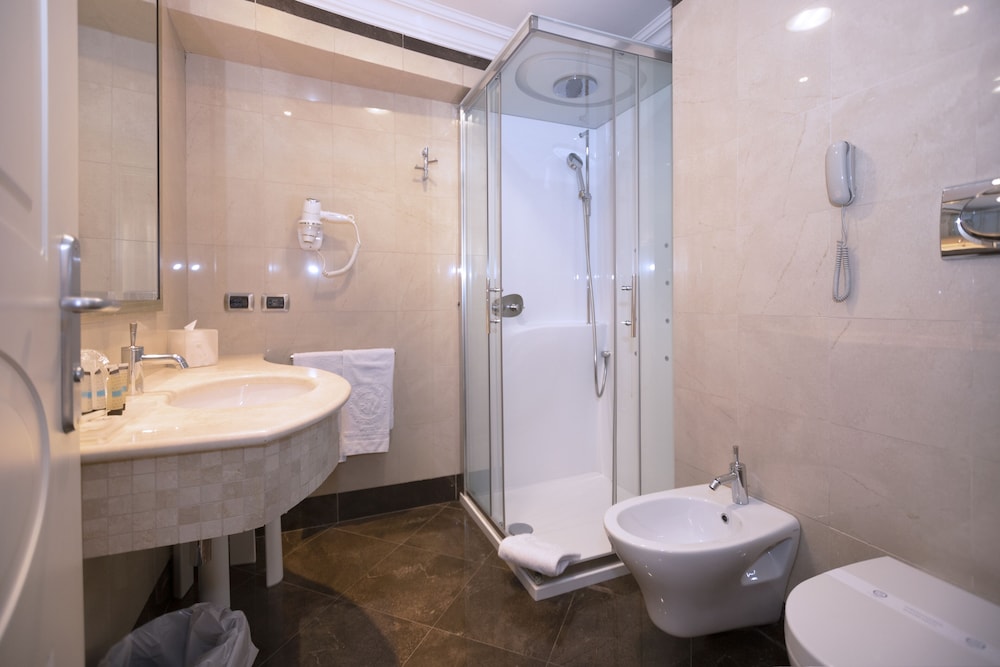 Double or Twin Room - Photo 7