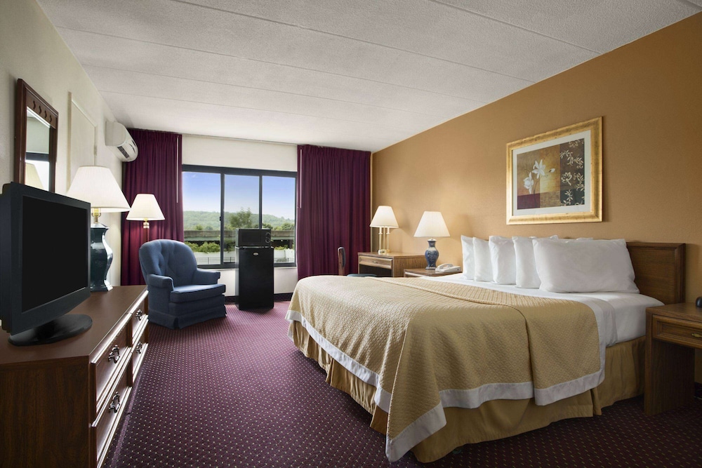 Standard Room, 1 King Bed, Non Smoking photo 1