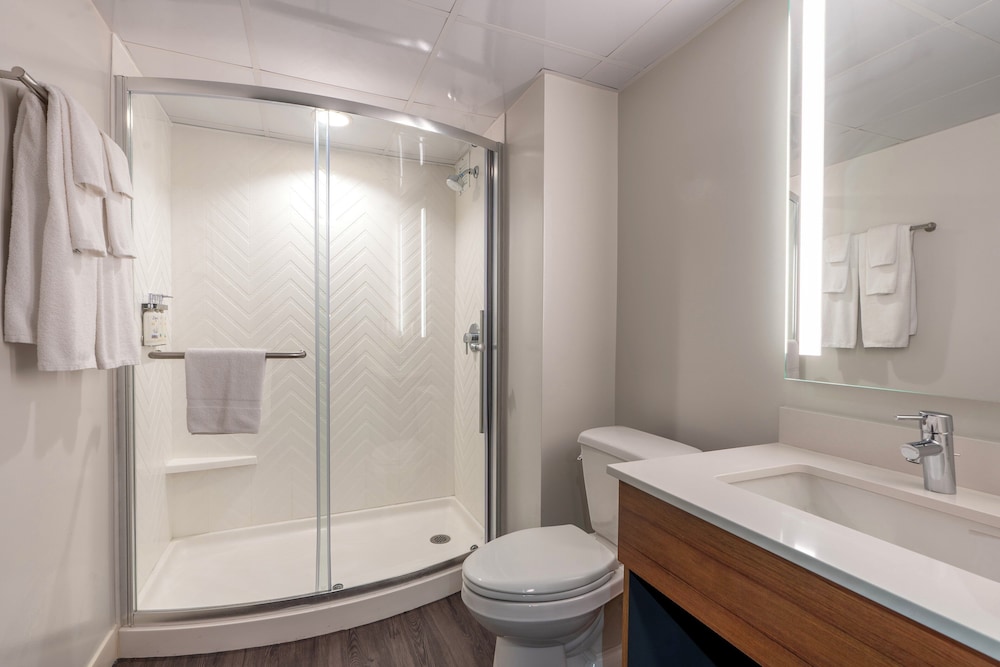 Premium Room, 1 King Bed, City View (Top Floor) - Photo 3