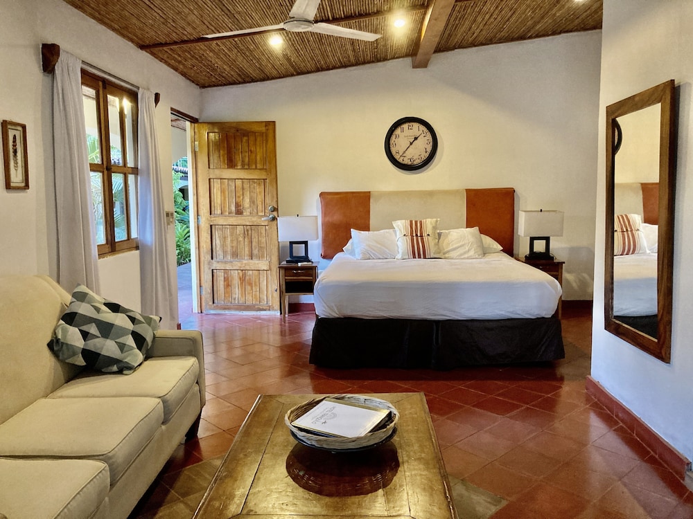 Deluxe Room, 1 King Bed, Patio, Pool View photo 1