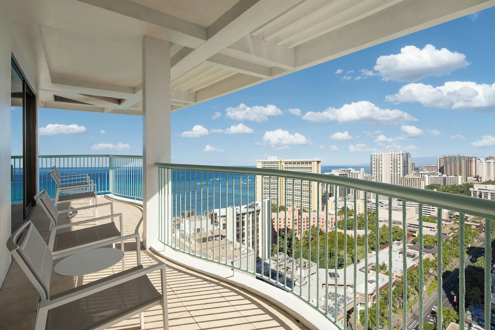 Renovated Corner Jr. Suite King, Tower thumbnail 5