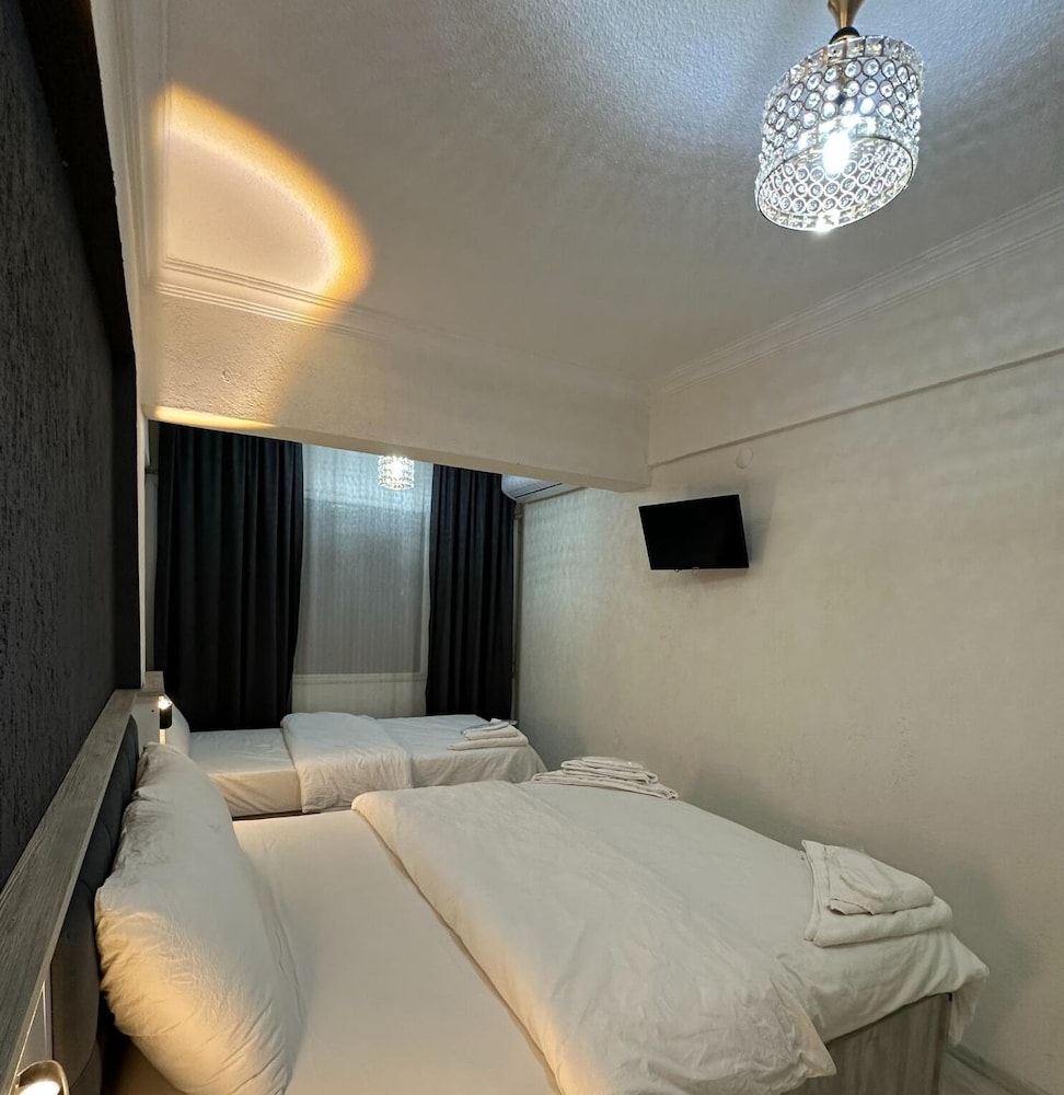 Economy Triple Room photo 2