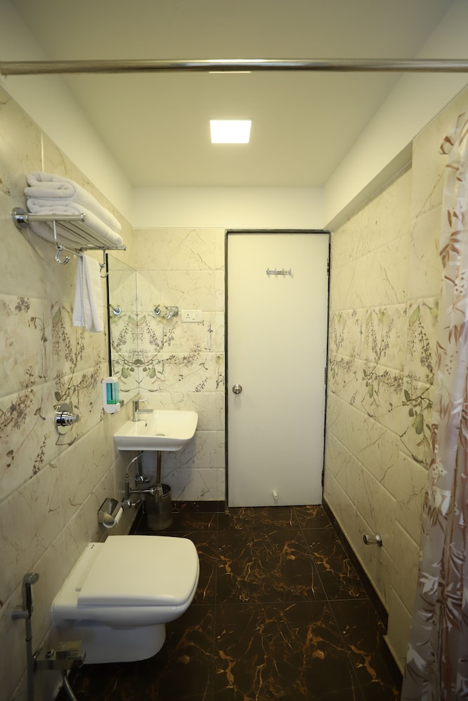 Suite Room - Photo 5