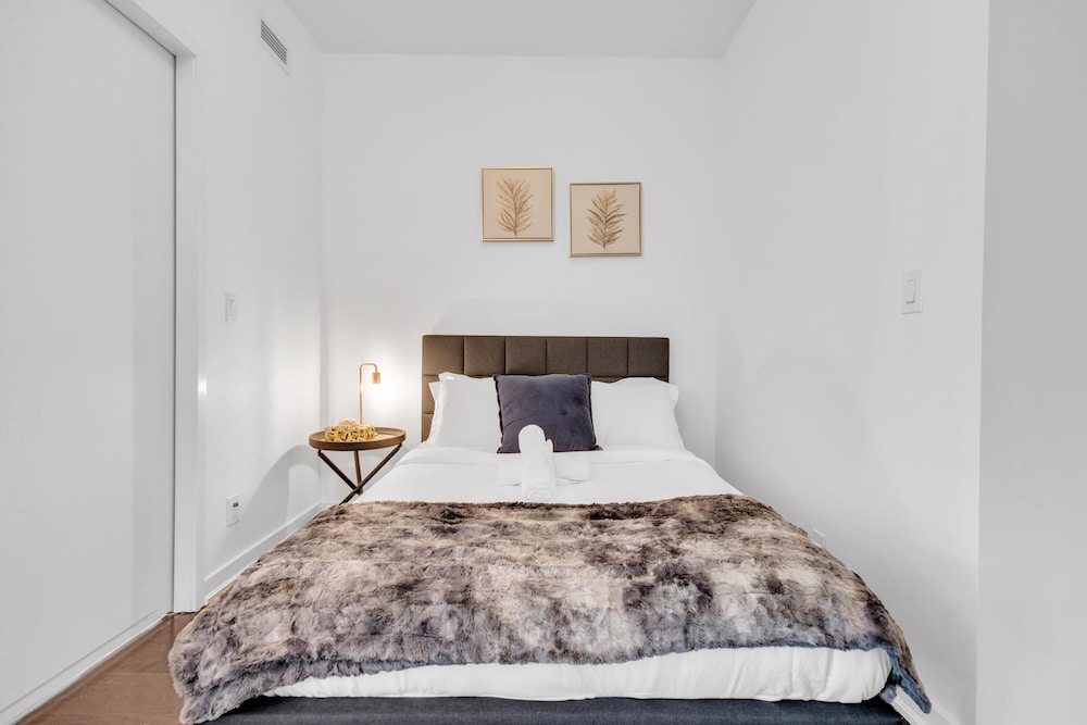 Premier Apartment, Multiple Beds, Balcony, Lake View thumbnail 6