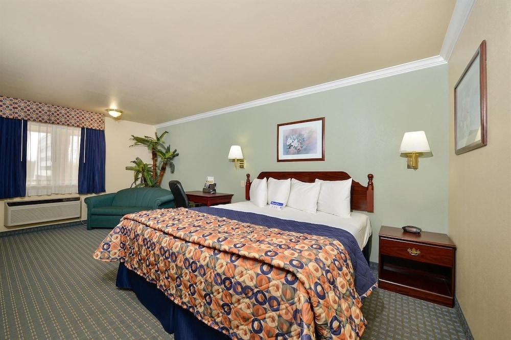 Deluxe Room, 1 King Bed, Non Smoking - Photo 1
