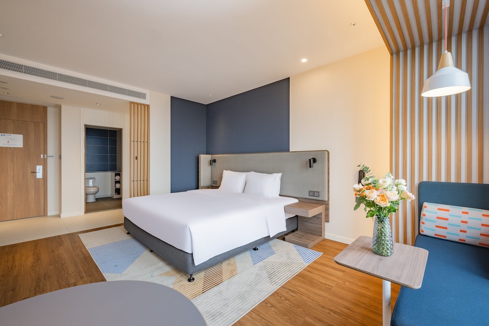 Standard Room, 1 King Bed - Photo 7