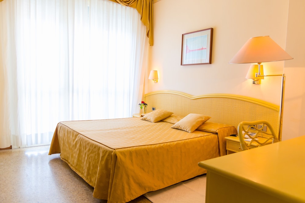 Double or Twin Room, Partial Sea View photo 3