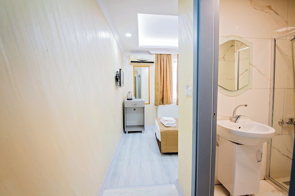 Standard Double or Twin Room photo 3