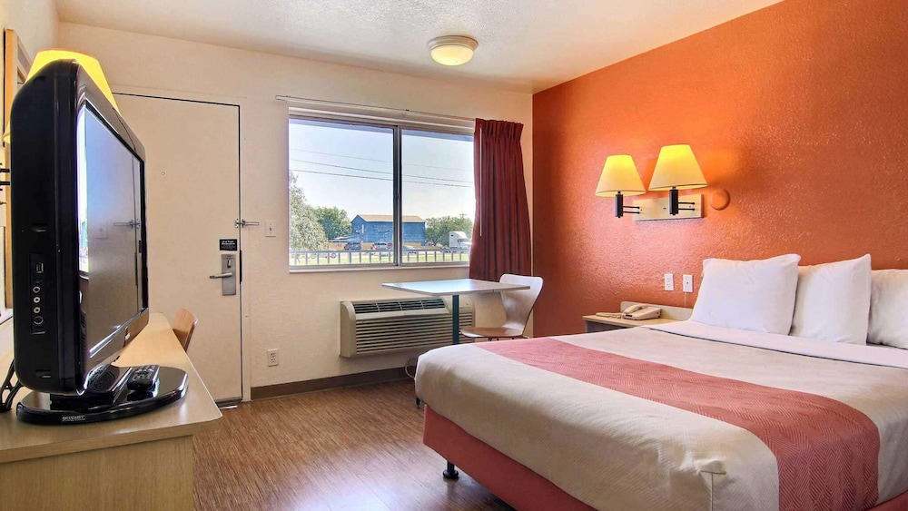 Standard Room, 1 Queen Bed, Non Smoking, Refrigerator & Microwave (Accessible)
