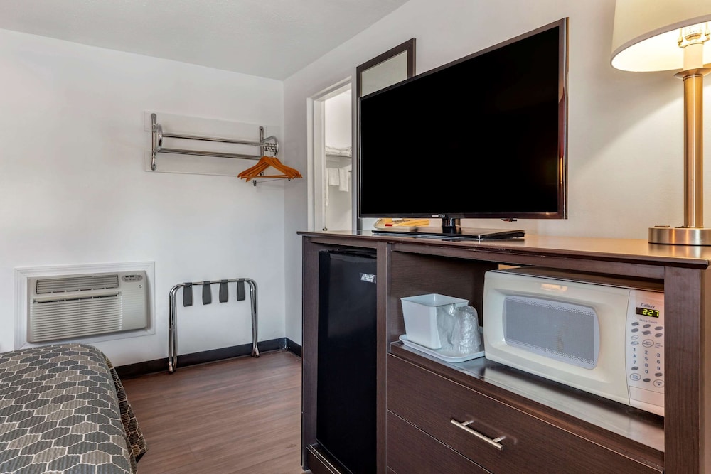 Room, 2 Double Beds - Photo 3