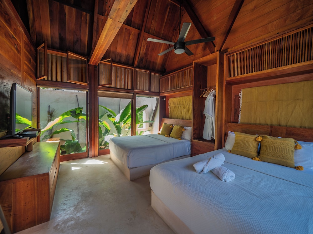 Family Double Room, 2 Queen Beds, Pool View