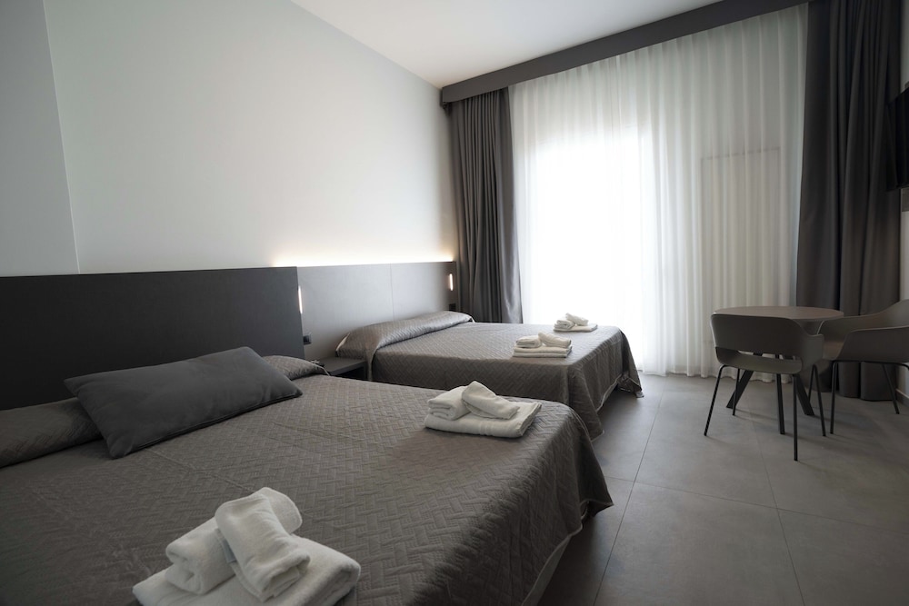 Superior Triple Room, Ensuite (Contemporary - 2nd Floor ) photo 3