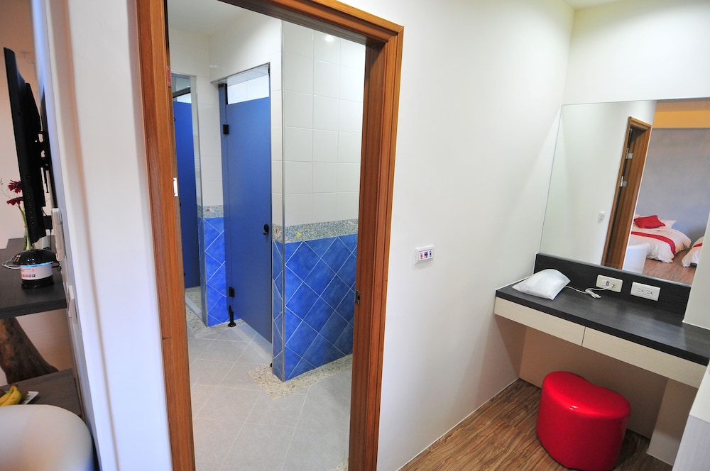 Signature Room, Multiple Beds, Non Smoking, Partial Sea View photo 2