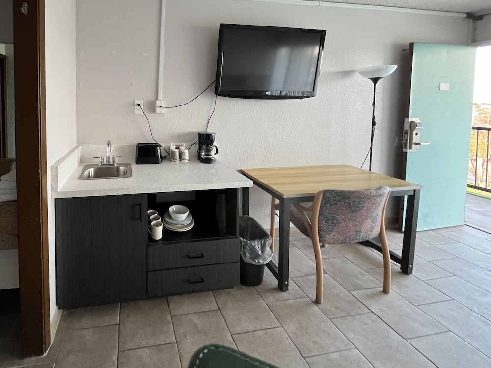 Standard Room, 2 Queen Beds, Non Smoking, Refrigerator & Microwave - Photo 4