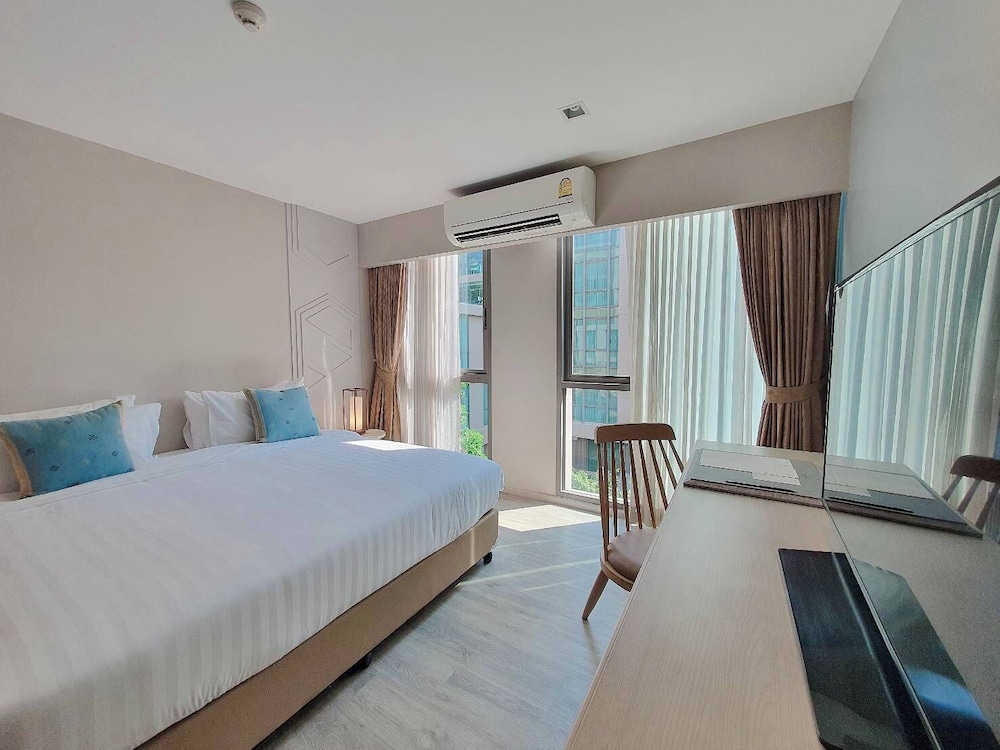 Suite, Pool View - Photo 4