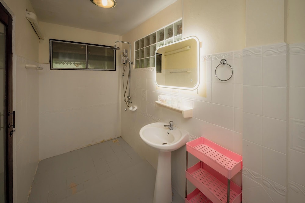 Deluxe Beachpool or Beachfront Cottage - Photo 9