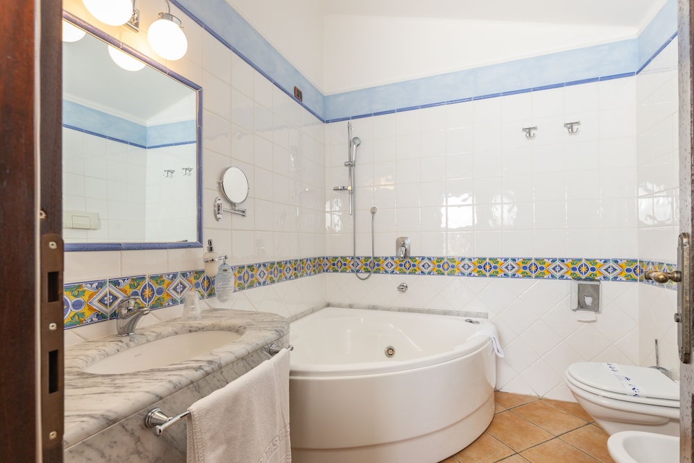 Junior Double Room, Jetted Tub, Tower - Photo 4
