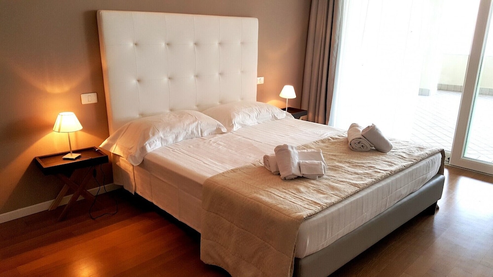 Apartment, 2 Bedrooms, Lake View photo 3