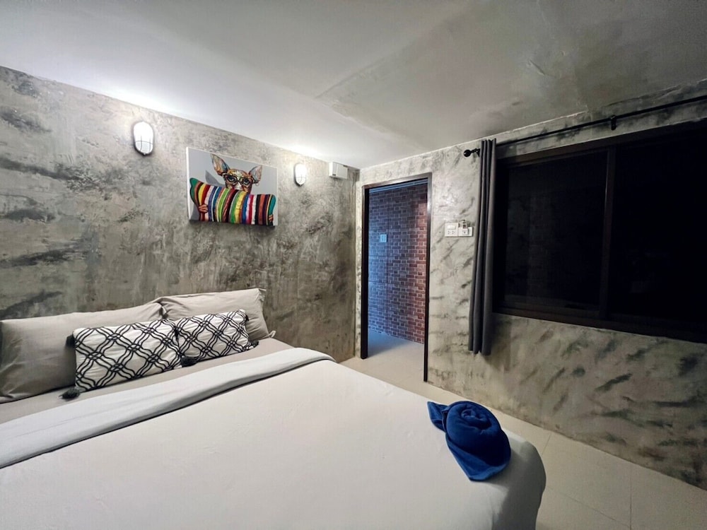 Basic Room, 1 Queen Bed - Photo 18
