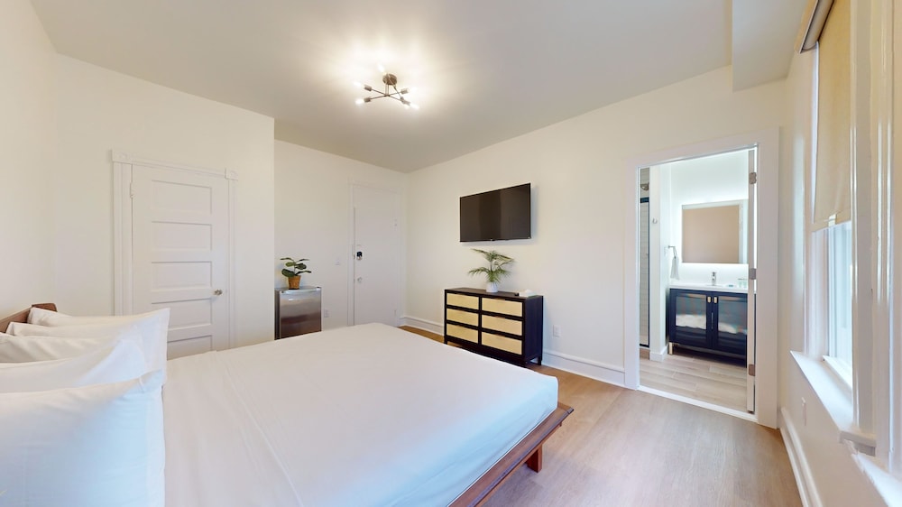 Standard Room, 1 King Bed photo 1